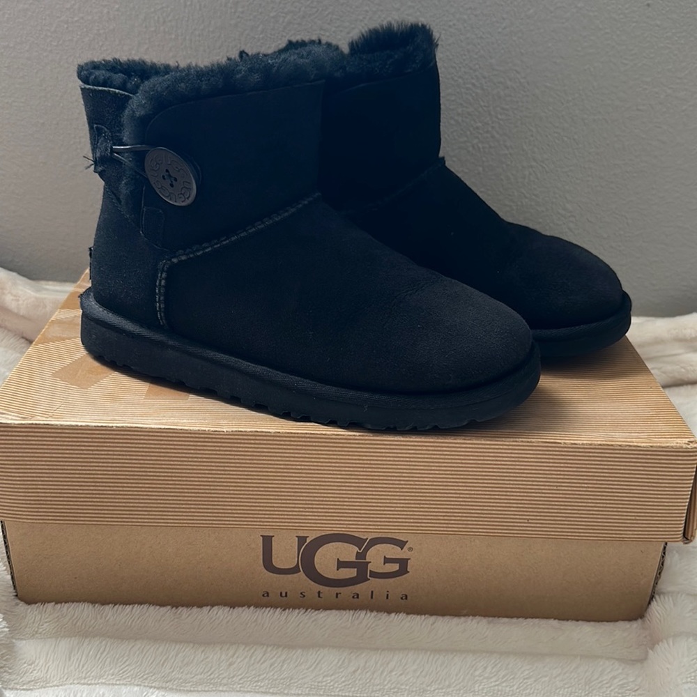 Ugg mini Bailey button black size 5